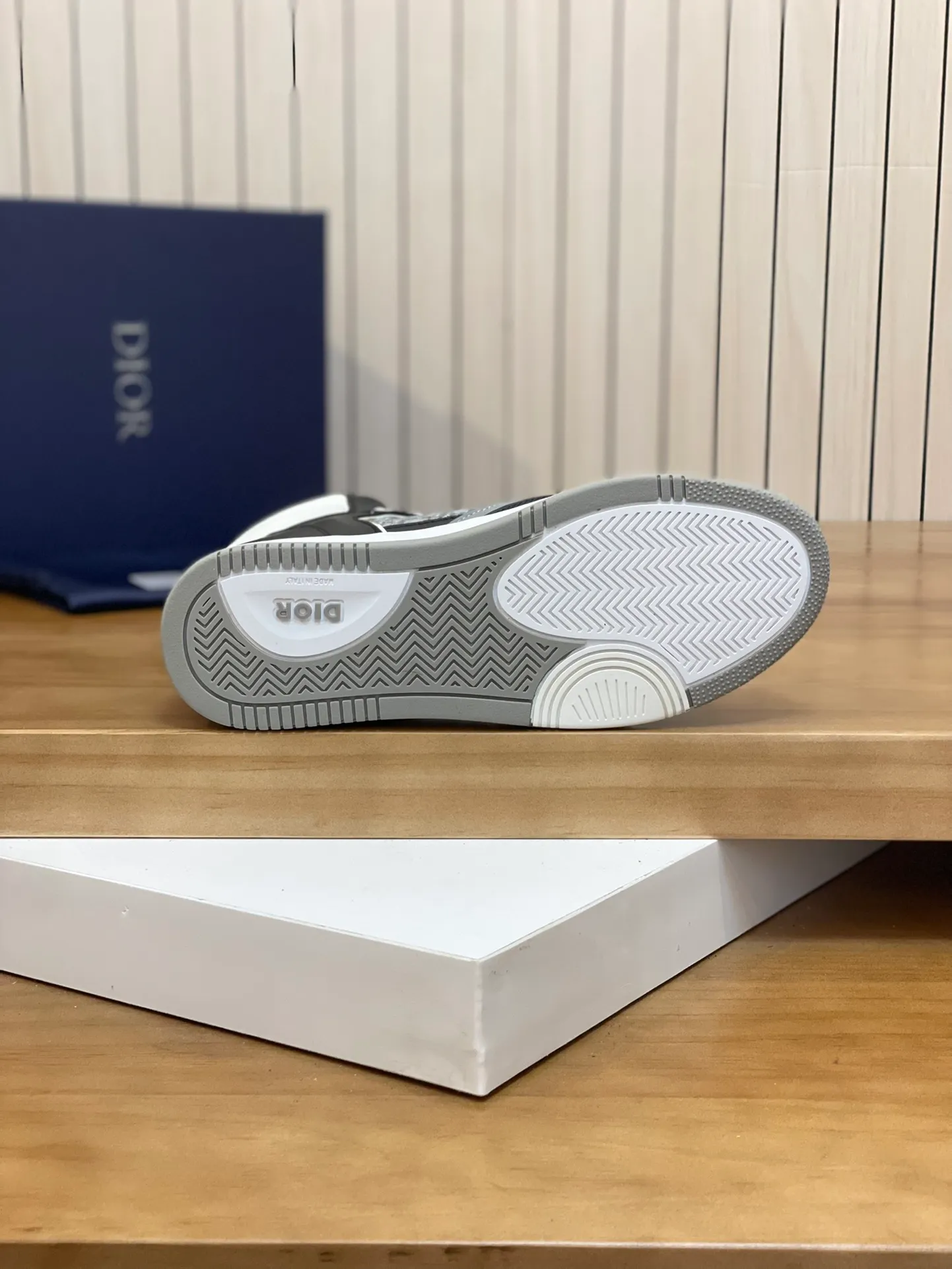 Men's shoes: 💰P460¥ Product trademark: Dior* "Dior*" high-top casual shoes Regular size: 38-44 (can be customized to 45.46) Product materials: Upper imported cowhide stitched with original fabric, breathable lining, original outsole. Number: 1006